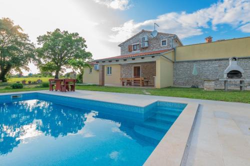 Villa Sergio, a beautiful rustic villa with a huge garden