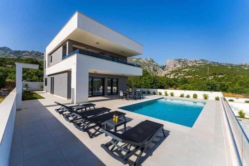 Villa Silente with pool in a quit area