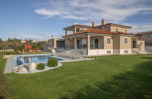 Villa Silvia near Poreč for 10 people with infinity pool and large playground