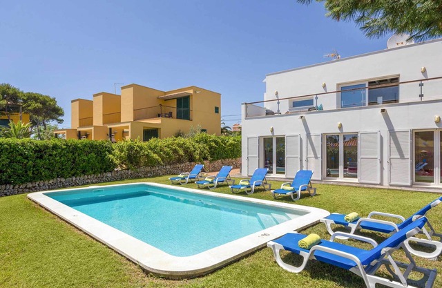 Villa Sol De Flandes -stylish villa close to beach & shops, with pool, WiFi & AC