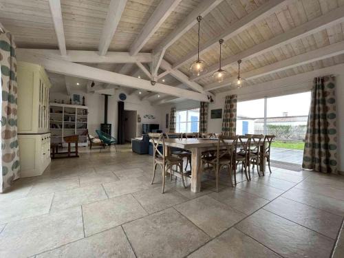 Villa spacieuse avec piscine privée, WiFi gratuit et jardin clos, à proximité de la mer et du centre-ville - FR-1-246A-279