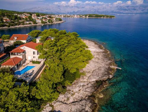 Villa Sumartin Selca, Stunning, Luxurious Frontline 7 Bedrooms Villa Amazing Sea-Views