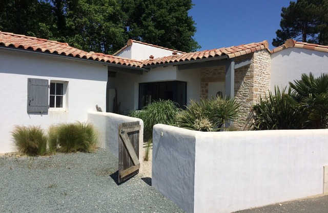 Villa TARU LA PALMYRE, 5 min from beaches, enclosed garden and patio, not overlooked.