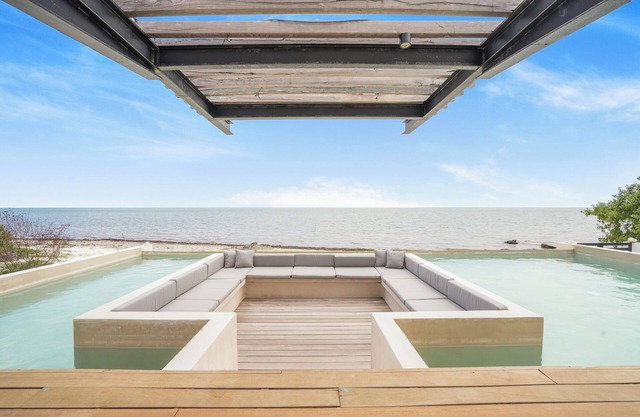 Villa Tiburon: Luxurious 7BR Beachfront Villa for Up to 20 Guests