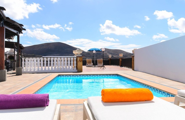 Villa Titán Close to National Park with Pool, Terrace, Mountain Views & Wi-Fi