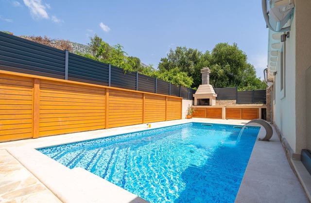 Villa Tranquility Nest Beniva - Three-Bedroom Villa with Swimming Pool