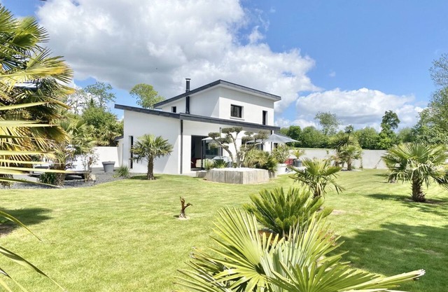 Villa Tropicale – Modern style by the ocean