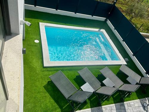 Villa V, ROOMS WITH PRIVATE BATHROOM, SHARED KITCHEN, LIVING ROOM AND GARDEN WITH HEATED POOL, Privlaka, Zadar