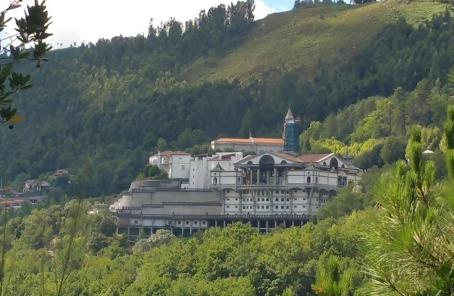 Villa 'Vivenda Romantica Geres' with Lake View, Private Terrace and Air Conditioning
