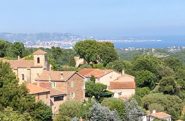 Villa with large terrace overlooking the bay of Cannes and the Esterel mountains