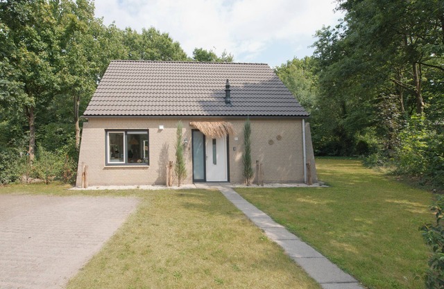 Villa Wellness Retreat 1: Cozy house with SAUNA & JACUZZI, near the woods!