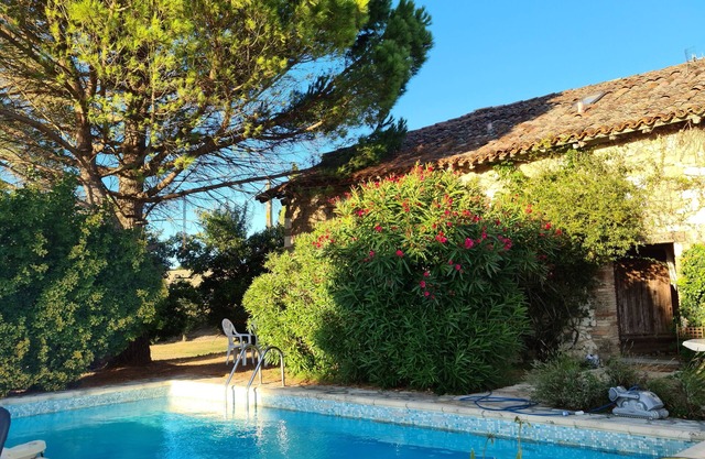 VILLA WITH POOL, QUIET LOCATION 8 TO 12 PEOPLE