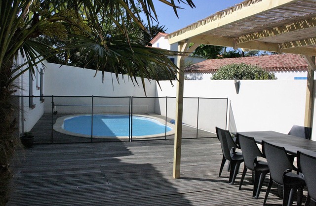 Villa with heated pool close to the sea and the forest
