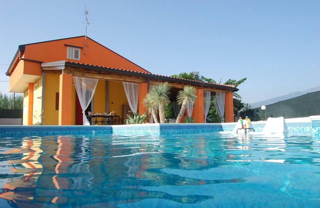 Villa with swimming pool 80 meters from the sea.