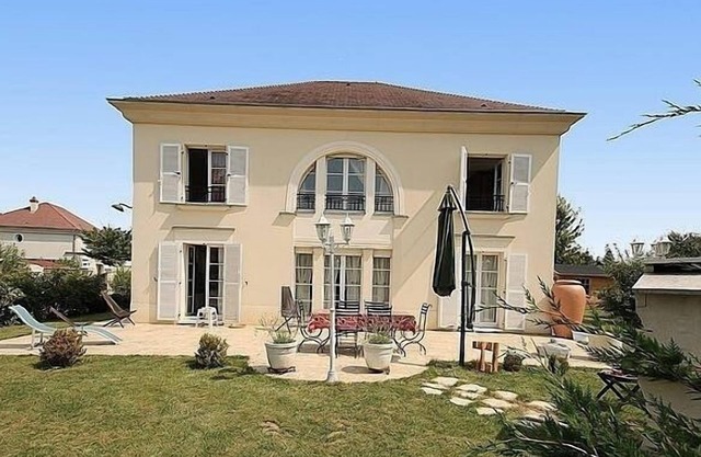 Villa with 1100 square garden, Peaceful Location