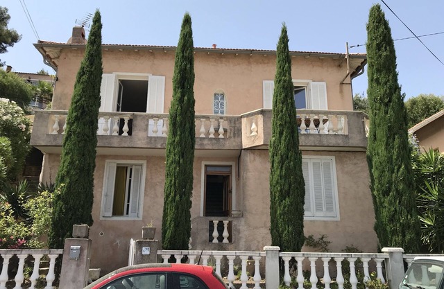 Villa with spectacular view overlooking port and bay of Toulon