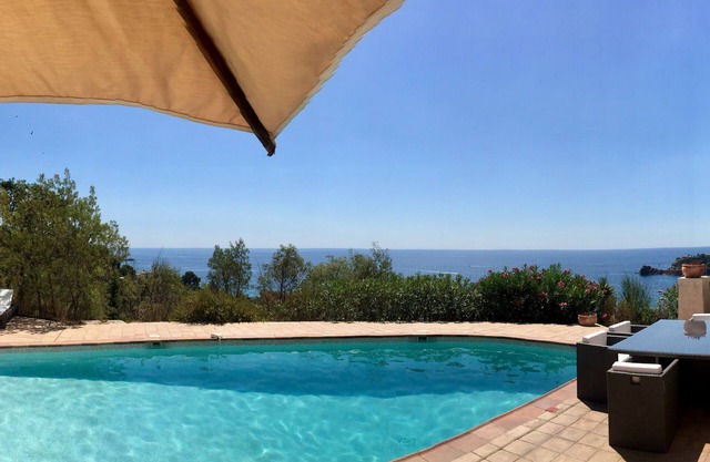 Villa with a magnificent sea view on a private garden/5min away from the beach