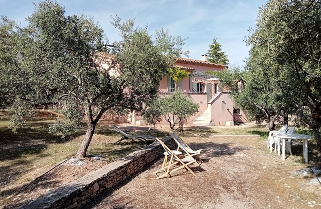 Villa with amazing views, in heart of the Luberon golden triangle.