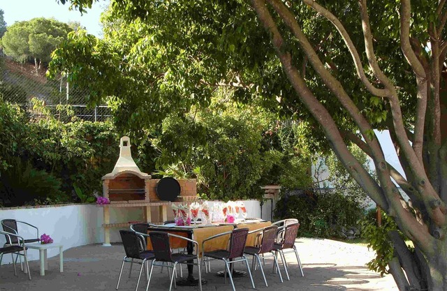 Villa with 11 bedrooms, Private Pool, near Restaurants & Golf.