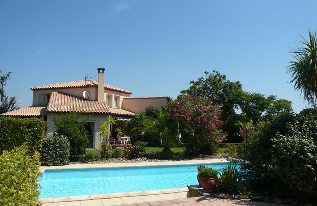 Villa with large garden and swimming pool, close to the village center