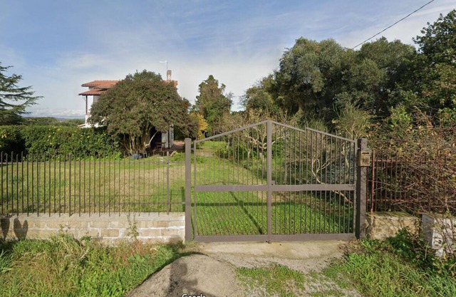 Villa with garden by the sea