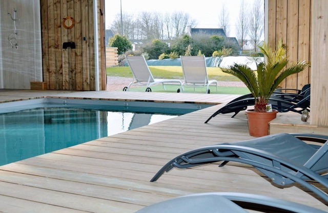 Villa with heated swimming pool for 10 people in Guissény NEW!