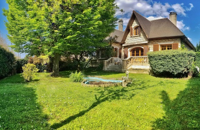 Villa with large garden in quiet location near Paris, Orly, forest and lakes