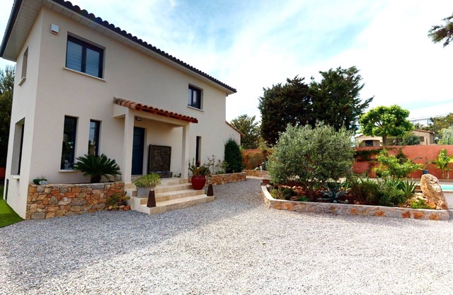 Villa with pool and jacuzzi near the beach