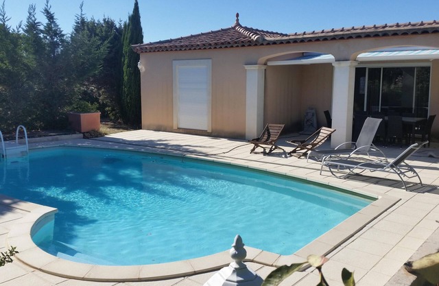 VILLA WITH POOL (10 minutes from Avignon: 15 minutes from Pont-du-Gard!)