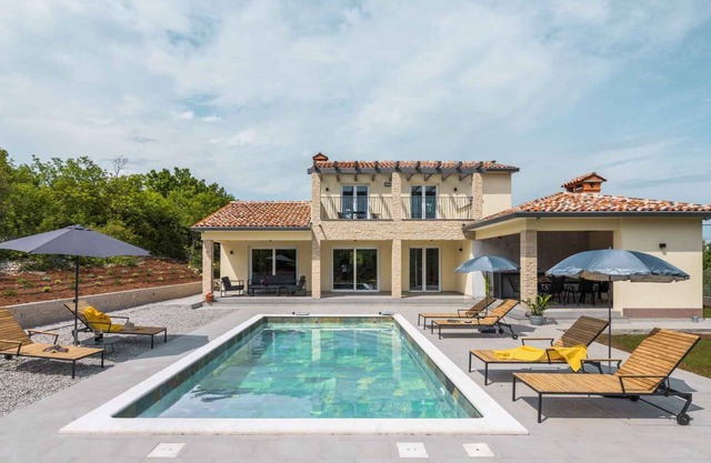 Villa with pool and large garden