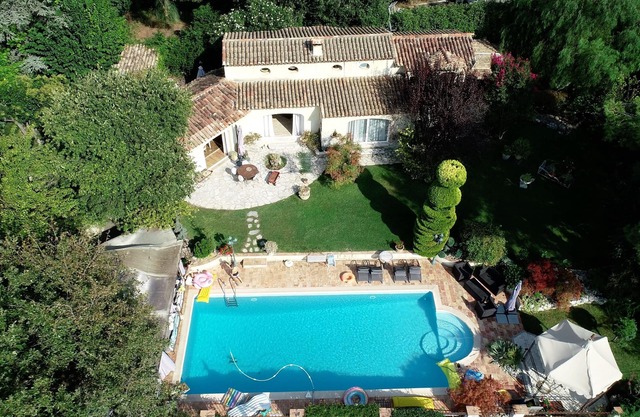 Villa with pool for 8 people