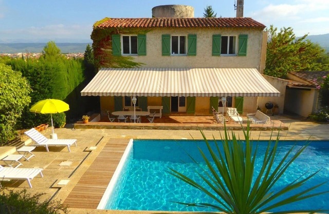 Villa with pool for 8 to 10 near the sea