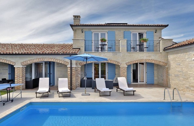 Villa with pool for up to 10 people close to the beach located in Medulin