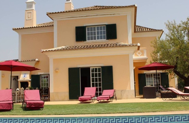 Villa with pool in the Algarve with Mediterranean permaculture garden and BBQ.