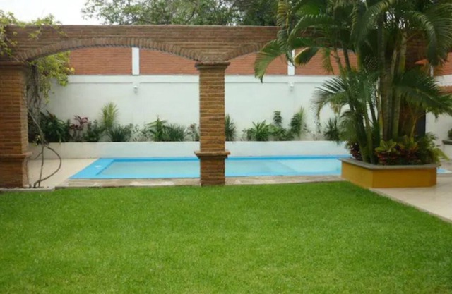 Villa with pool for up to 16 people. Very central.