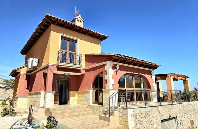 Villa with pool, sea views, wifi and Air-co.