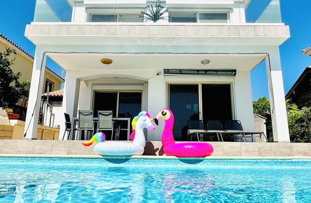 Villa with pool with sea view and 300m walk to the sea