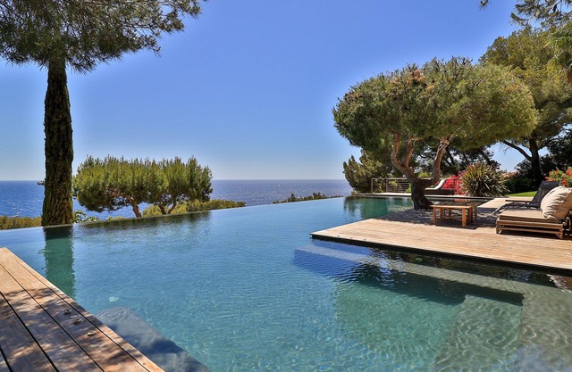Villa with private pool, superb sea view and tennis court
