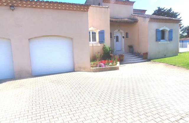 VILLA WITH PRIVATE SWIMMING POOL
