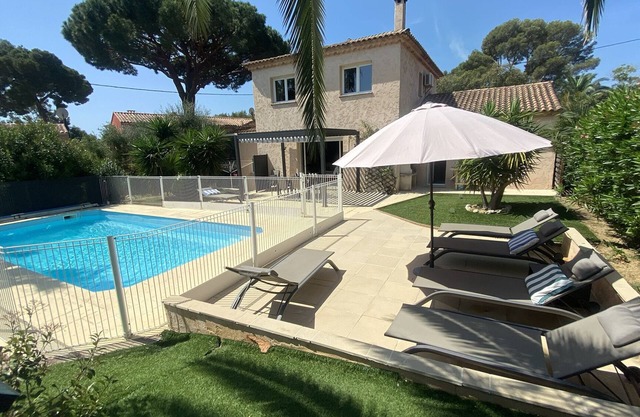 VILLA WITH SECURE POOL, WALKING DISTANCE TO THE BEACH
