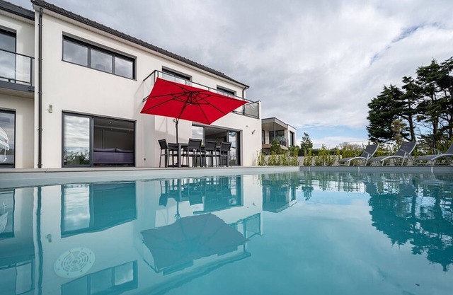 Villa with swimming pool, sea view, 200m from the beach
