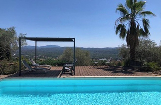 Villa with swimming pool, superb view, wooden pontoon, 3 min from the village (July-August)