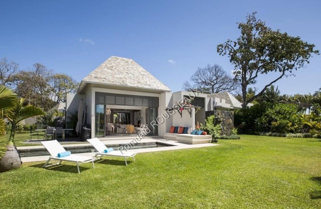 Villa with swimming pool with 2 exceptional golf courses 1 mn from the sea