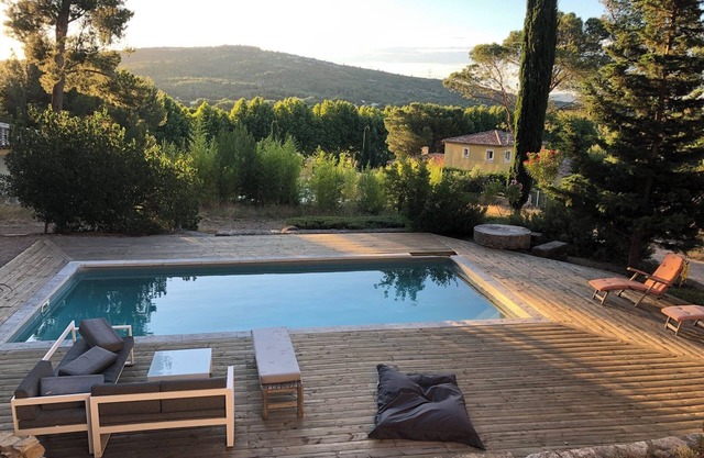 Villa with swimming pool for 10 people in the ALPILLES in a pine forest of 5000 m2