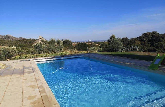 Villa with swimming pool and air conditioning in the heart of the Alpilles, 12 people