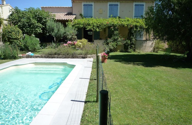 Villa with swimming pool in small provencal village near l'isle sur la sorgue