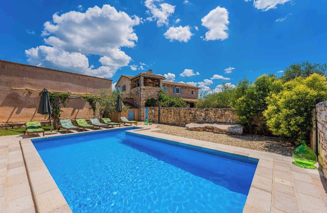 Villa with swimming pool, tavern and wine cellar