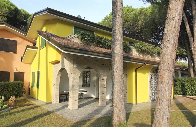 Villa Yellow