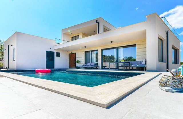 Villa Zariva with pool and panoramic mountain and