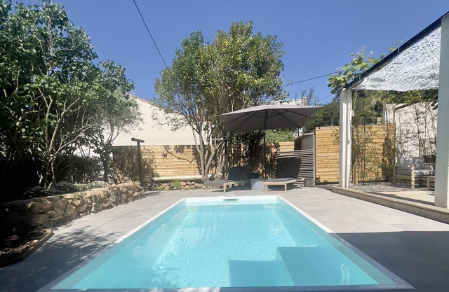 Village house with heated pool 15 minutes from the beach